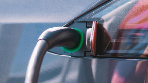 ELEKTROMOBILNOST PRED ŠTEVILNIMI IZZIVI