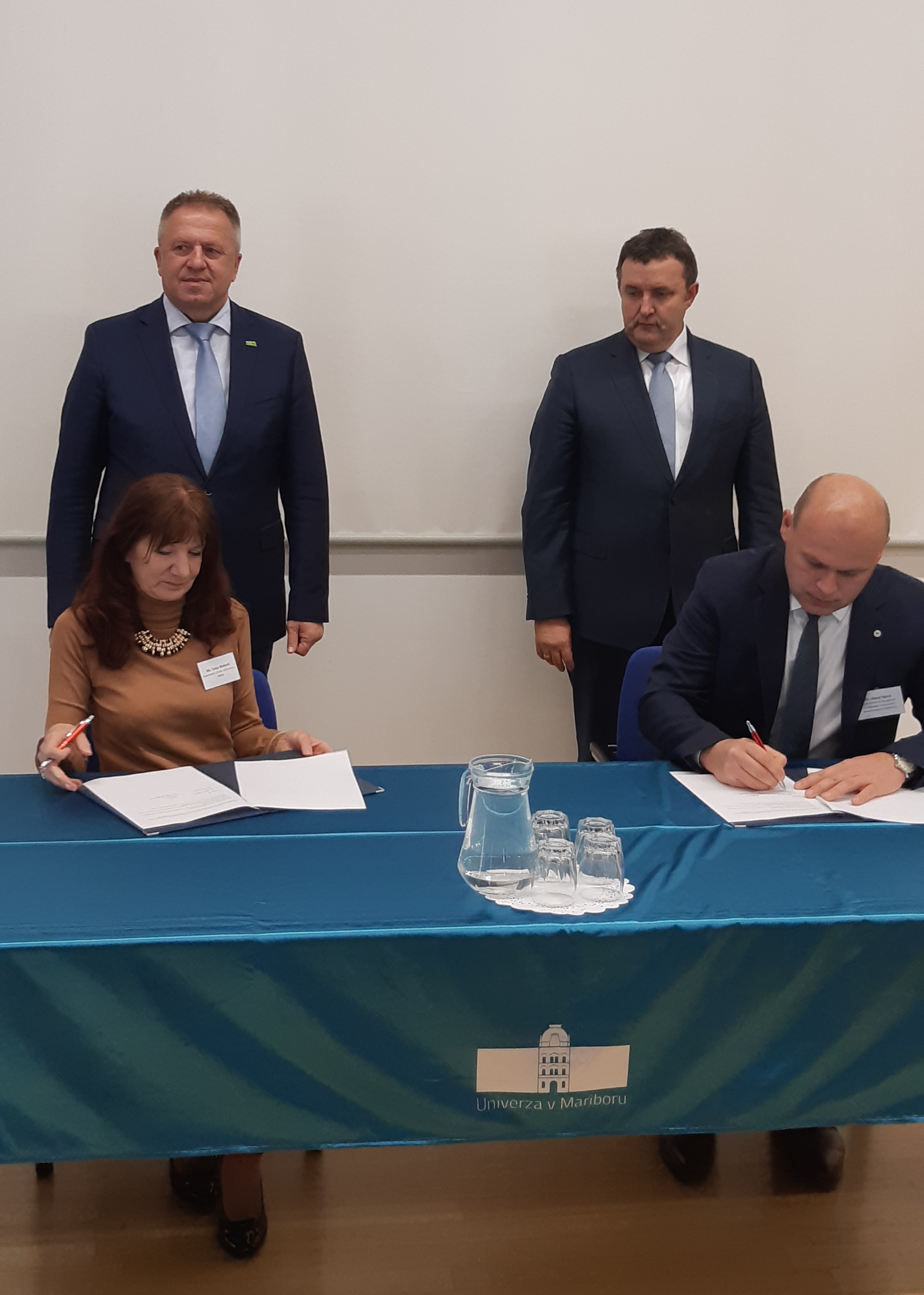 GIZ ACS z madžarskim avtomobilskim grozdom MAJOSZ podpisal sporazum o razvoju tehnologije brezžične polnilne infrastrukture